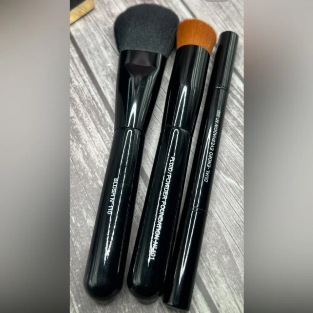 Chanel Les Pinceaux de Chanel 3-Piece Makeup Brush Set with Pink Case